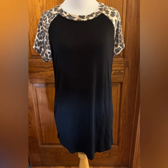 Acting Pro Womans Large Black Shirt with short Leopard Print Sleeves. NWOT.soft - Picture 1 of 5